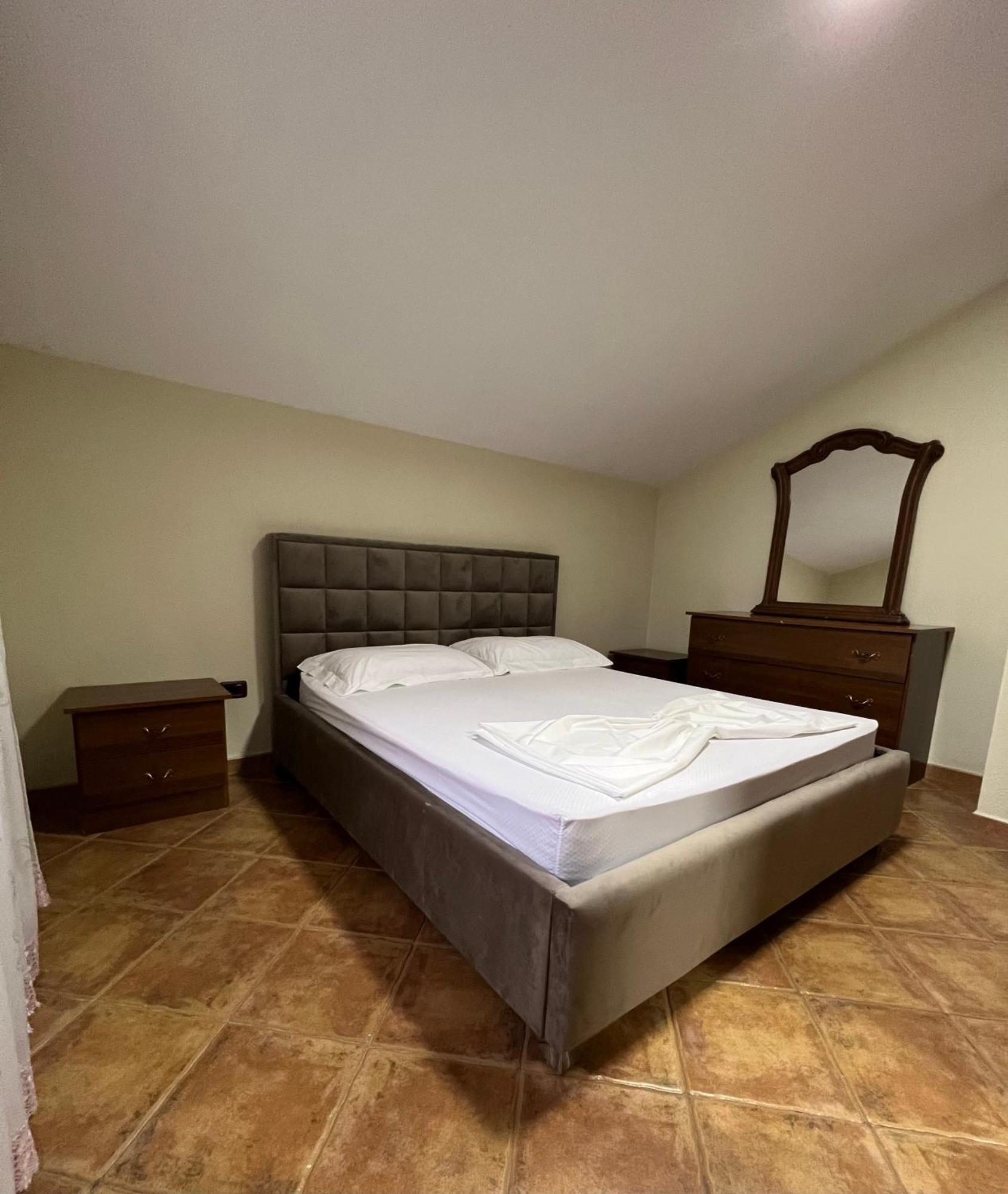 Villa Sokoli, Enjoy Sunset At This Spacious Apartment ティラナ エクステリア 写真