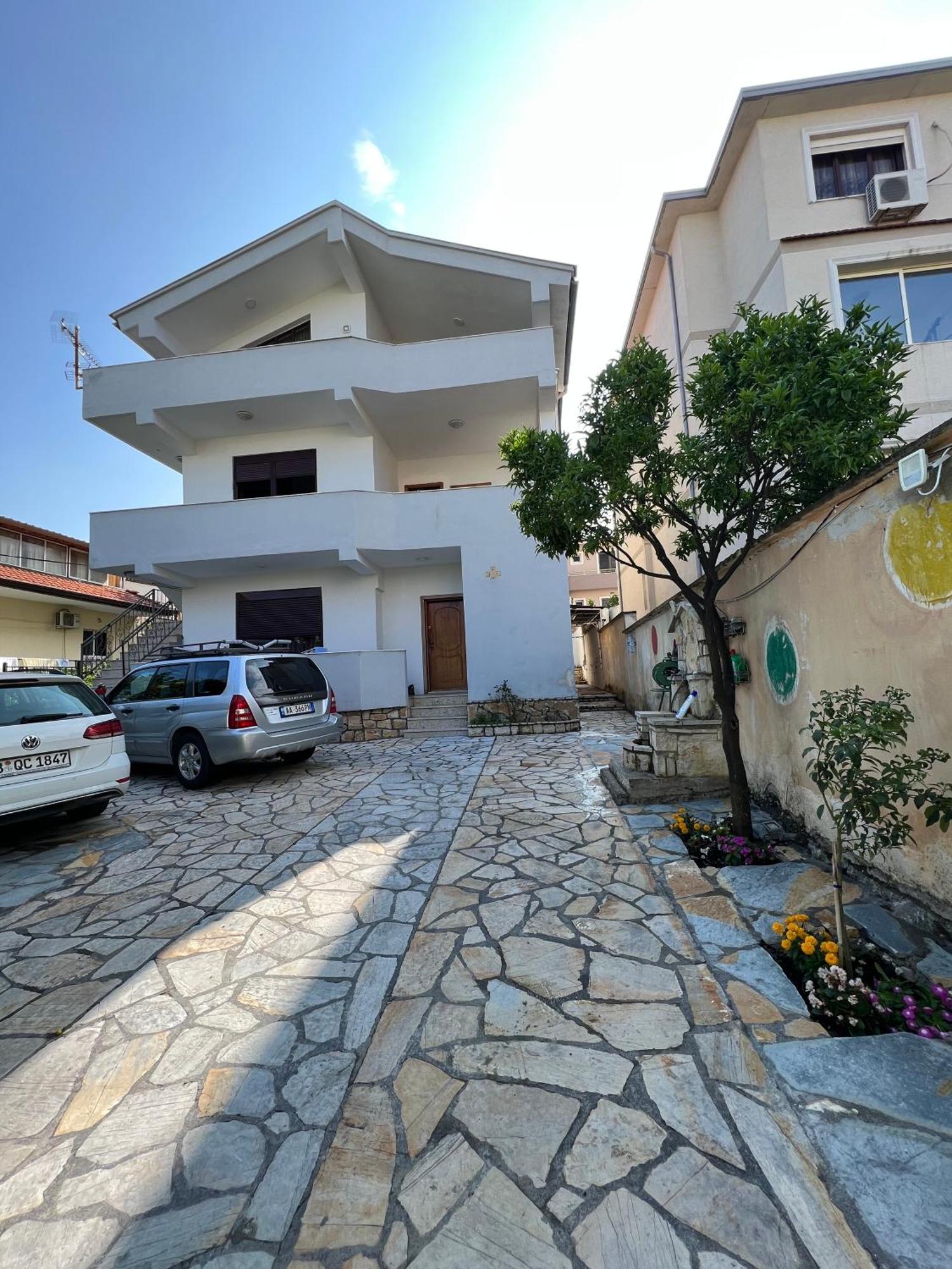 Villa Sokoli, Enjoy Sunset At This Spacious Apartment ティラナ エクステリア 写真